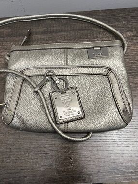 Tignanello Metallic Silver Pebbled Leather Crossbody with Keyring EUC